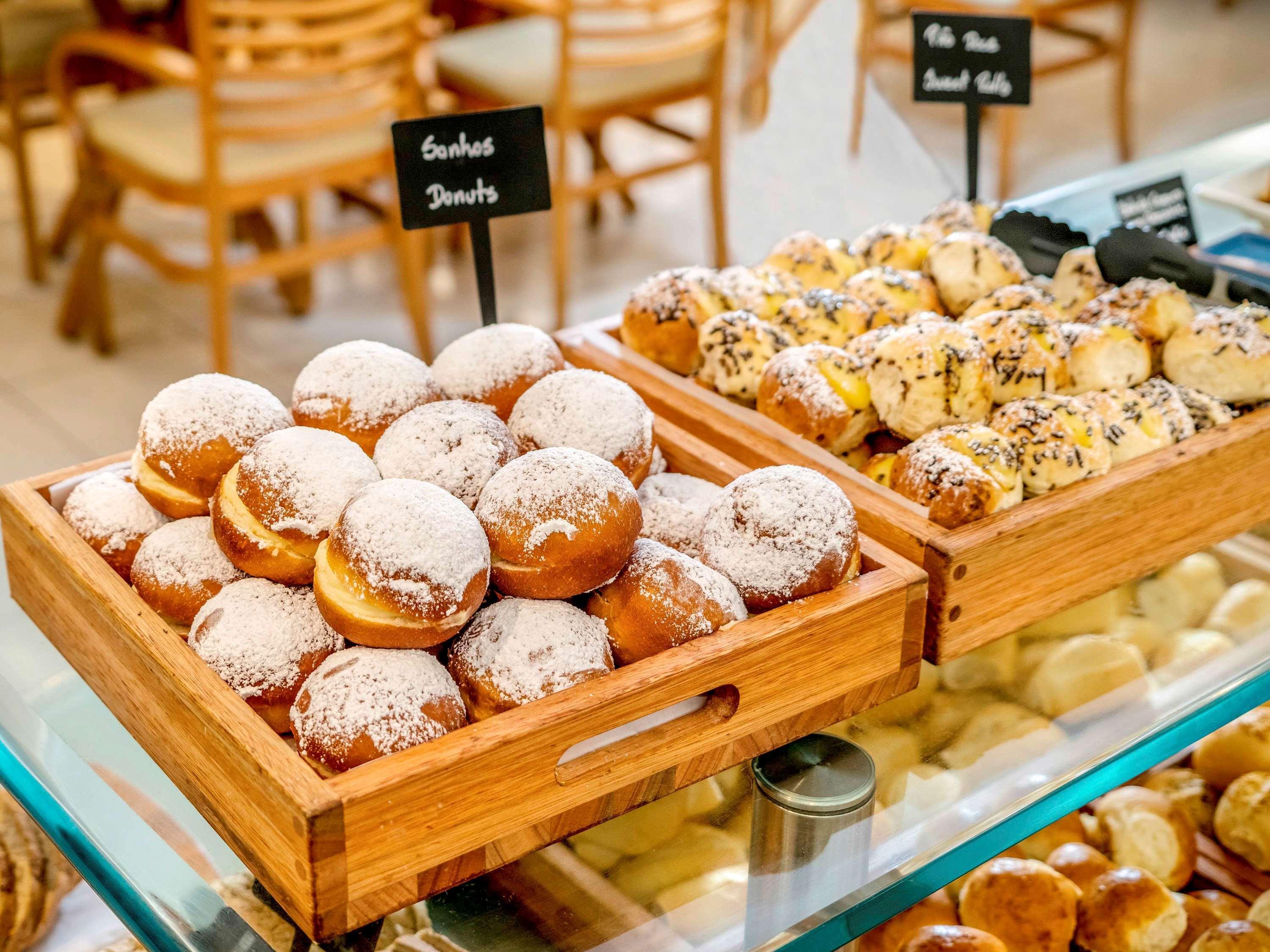 Grand Mercure Recife Boa Viagem Exterior foto Baked goods at a bakery