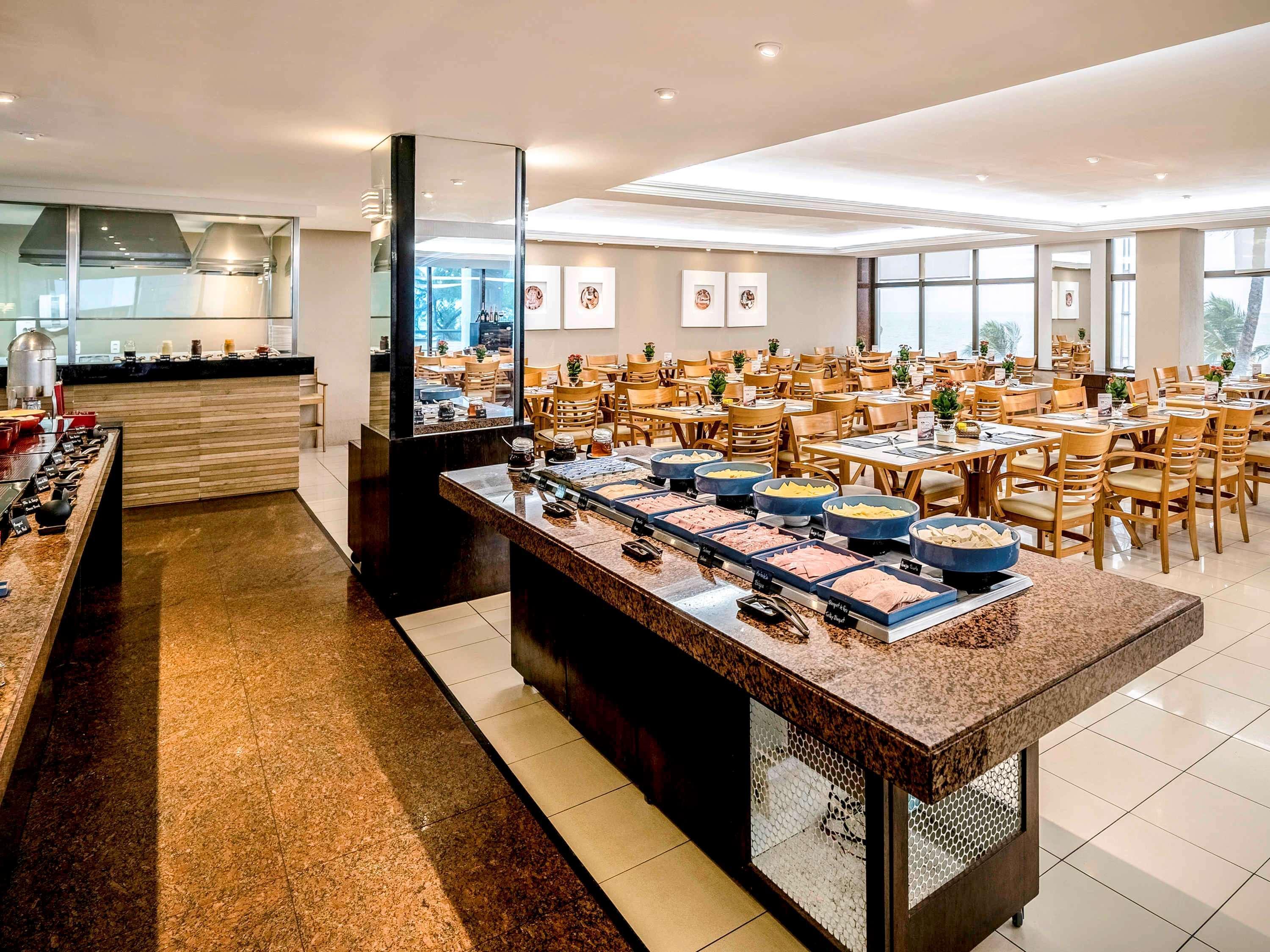 Grand Mercure Recife Boa Viagem Exterior foto The buffet at the restaurant